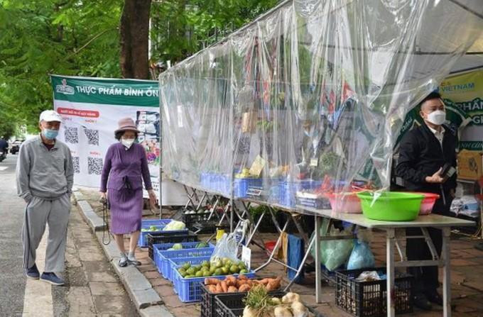 Gian hàng đổi phế liệu lấy thực phẩm tại số 3 Quốc Tử Giám Gian hàng đổi phế liệu lấy thực phẩm tại số 3 Quốc Tử Giám