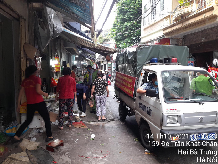 Đội CSGTTT, Công an quận Hai Bà Trưng và 18 phường đồng loạt ra quân tuyên truyền, nhắc nhở các trường hợp vi phạm trật tự giao thông, đô thị. Đội CSGTTT, Công an quận Hai Bà Trưng và 18 phường đồng loạt ra quân tuyên truyền, nhắc nhở các trường hợp vi phạm trật tự giao thông, đô thị.