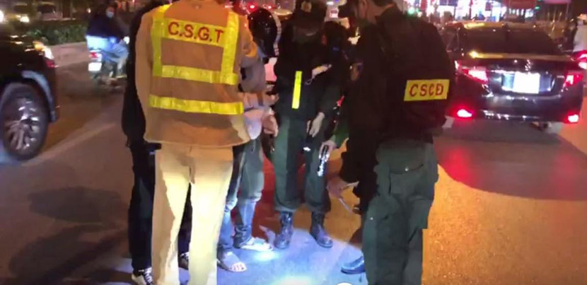 Hiện trường đối tượng ném gói ma túy xuống đường Hiện trường đối tượng ném gói ma túy xuống đường