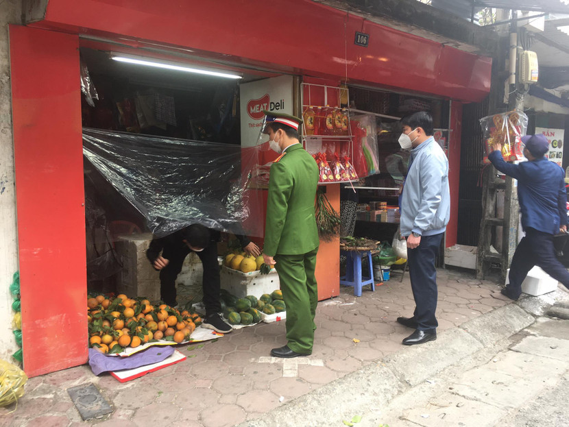 Ông Nguyễn Văn Bình, Phó Chủ tịch UBND phường Quỳnh Mai trực tiếp xuống địa bàn giải quyết các vi phạm trật tự đô thị. Ông Nguyễn Văn Bình, Phó Chủ tịch UBND phường Quỳnh Mai trực tiếp xuống địa bàn giải quyết các vi phạm trật tự đô thị.