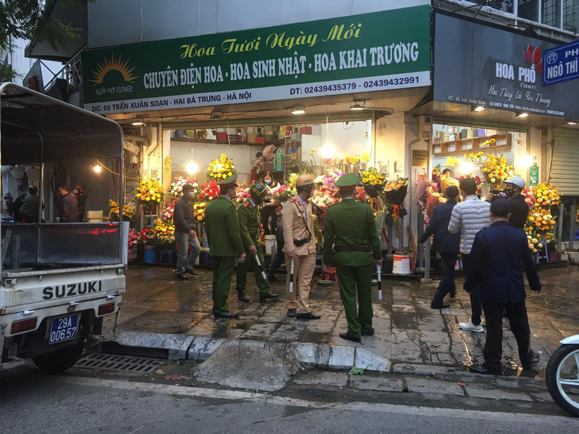 Lực lượng Công an quận nhắc nhở một cửa hàng bán hoa kinh doanh vi phạm lòng đường hè phố Lực lượng Công an quận nhắc nhở một cửa hàng bán hoa kinh doanh vi phạm lòng đường hè phố
