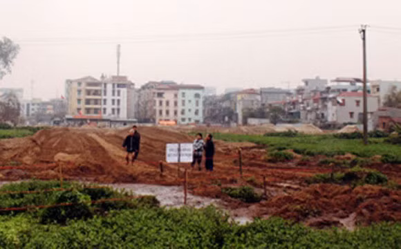 Nhiều người dân phải lội bùn lần tìm những phần mộ người thân bị vùi lấp sau khi nhà thầu thi công ngang nhiên cho phương tiện cơ giới ủi cát vùi lấp