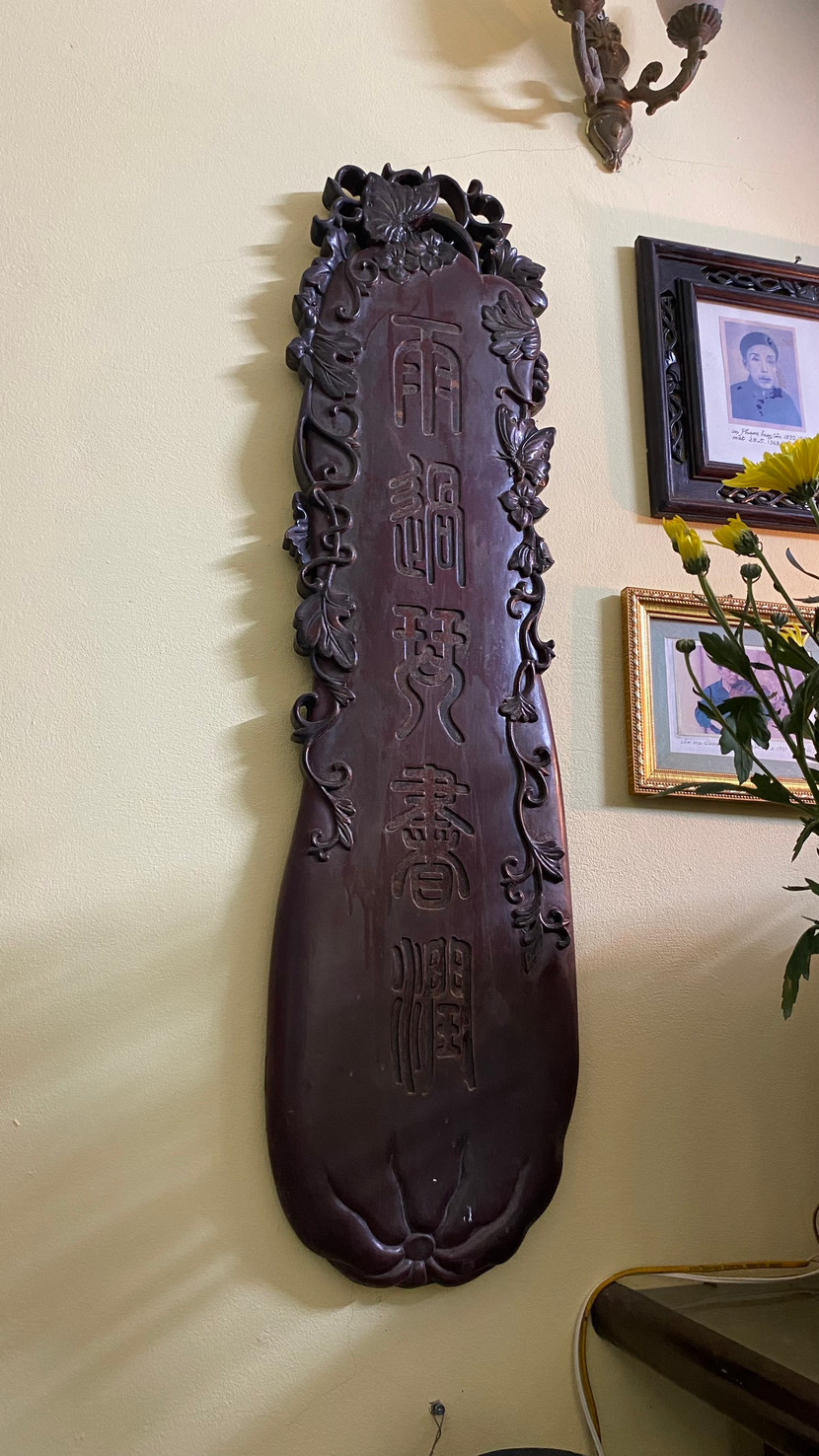 Hai câu đối "Vũ quá cầm thư nhuận/ Phong lai lúp mặc hương" là một trong những tài sản quý giá được gia đình ông Giao mang theo khi xa quê lập nghiệp.