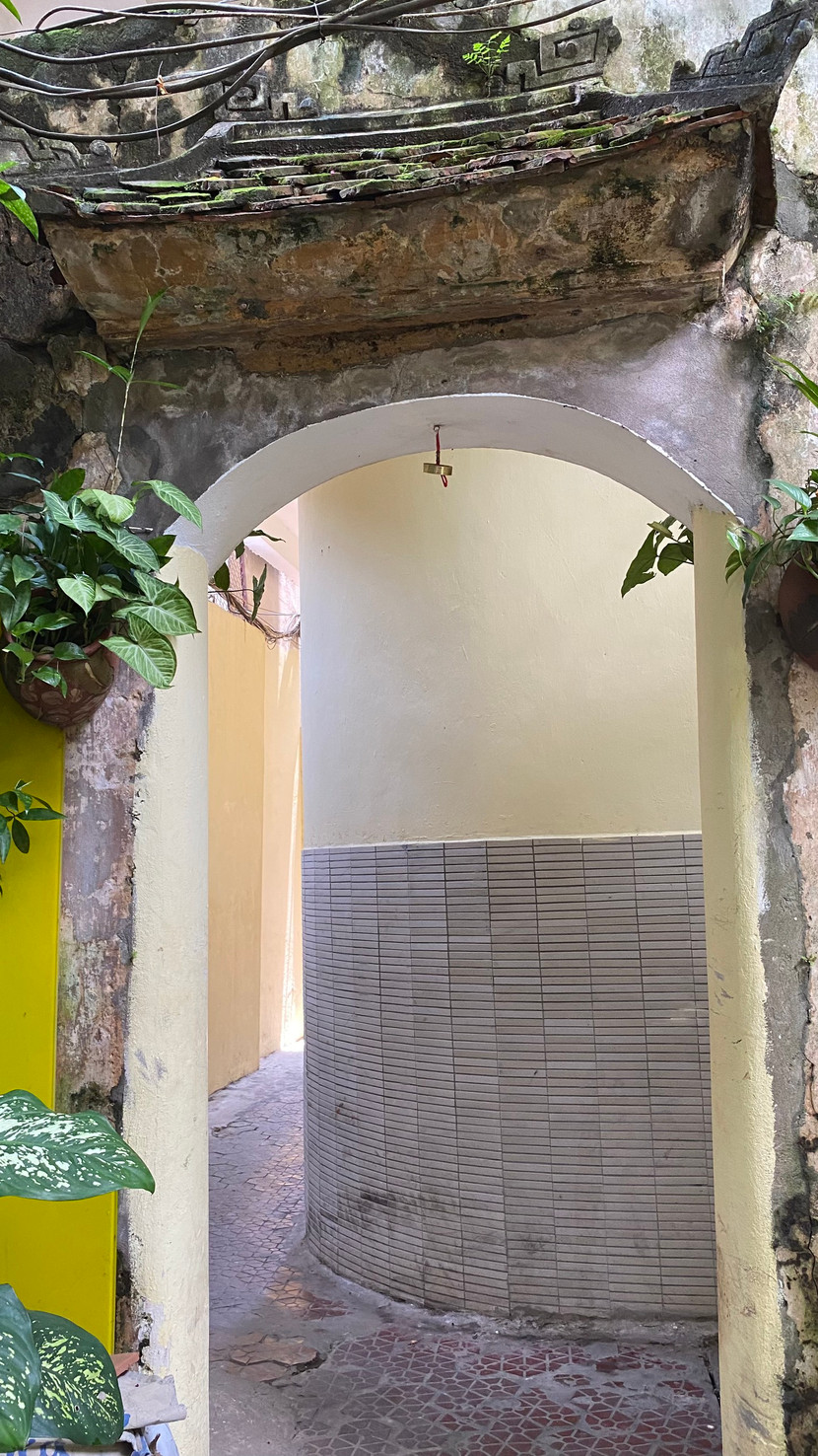 Bước qua cánh cổng sắt mặt đường số 6 Đinh Liệt, men theo lối đi nhỏ chừng hơn chục mét, du khách có thể thấy không gian ngôi biệt thự vườn mở ra trước mắt. Ảnh mặt trong cổng chính dẫn vào ngôi biệt thự. Bước qua cánh cổng sắt mặt đường số 6 Đinh Liệt, men theo lối đi nhỏ chừng hơn chục mét, du khách có thể thấy không gian ngôi biệt thự vườn mở ra trước mắt. Ảnh mặt trong cổng chính dẫn vào ngôi biệt thự.