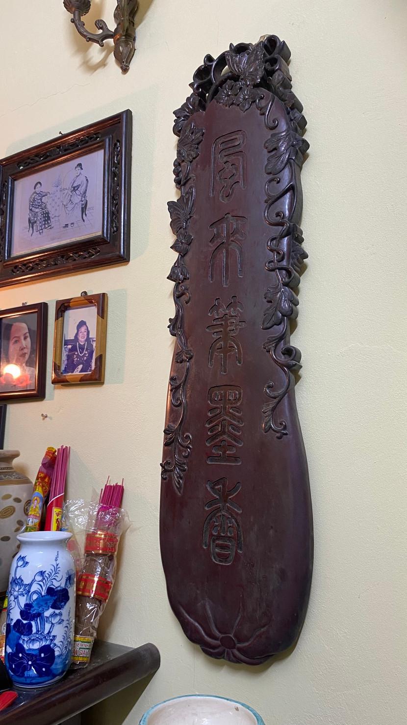 Tới nay, cặp câu đối này vẫn đang được trưng bày tại gian phòng thờ, cũng là phòng lưu niệm ở tầng 2 ngôi biệt thự.