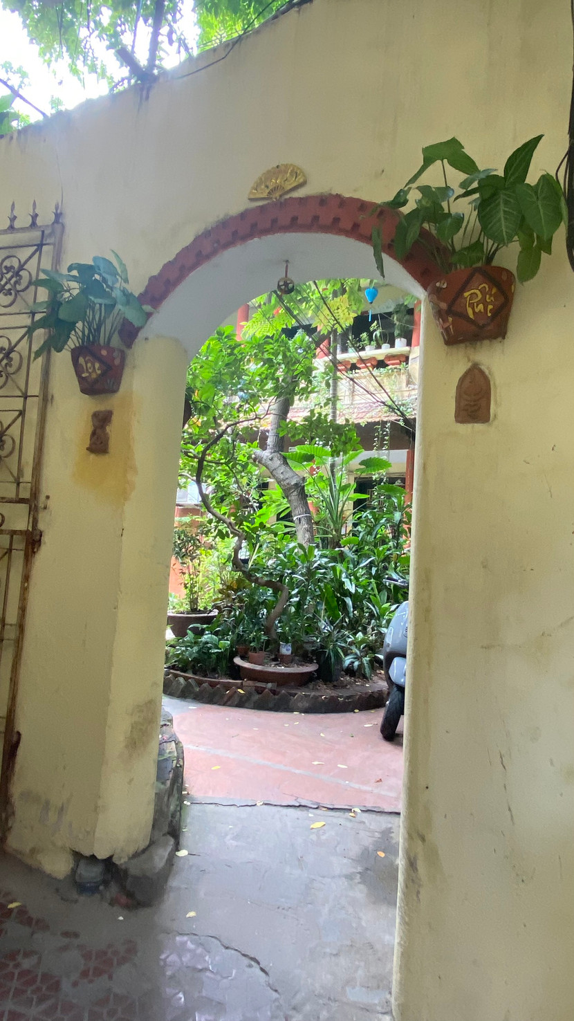 Bước qua cánh cổng sắt mặt đường số 6 Đinh Liệt, men theo lối đi nhỏ chừng hơn chục mét, du khách có thể thấy không gian ngôi biệt thự vườn mở ra trước mắt. Ảnh mặt ngoài cổng chính dẫn vào ngôi biệt thự. Bước qua cánh cổng sắt mặt đường số 6 Đinh Liệt, men theo lối đi nhỏ chừng hơn chục mét, du khách có thể thấy không gian ngôi biệt thự vườn mở ra trước mắt. Ảnh mặt ngoài cổng chính dẫn vào ngôi biệt thự.