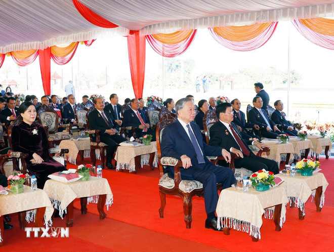 Tổng Bí thư Tô Lâm cùng Tổng Bí thư, Chủ tịch nước Lào Thongloun Sisoulith dự khánh thành Công viên Hữu nghị Lào-Việt Nam. (Ảnh: Thống Nhất/TTXVN) Tổng Bí thư Tô Lâm cùng Tổng Bí thư, Chủ tịch nước Lào Thongloun Sisoulith dự khánh thành Công viên Hữu nghị Lào-Việt Nam. (Ảnh: Thống Nhất/TTXVN)