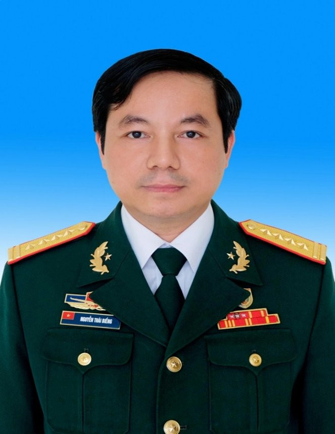 Đại tá Tiến sĩ Bác sĩ Nguyễn Thái Biềng, nguyên Chủ nhiệm Bộ môn Dược lý, Học viện Quân y: "Axit dư trong cơ thể có thể gây ra nhiều vấn đề sức khỏe, bao gồm đau dạ dày, thừa cân, xương yếu và nhiều vấn đề khác. Việc duy trì cơ thể cân bằng axit-kiềm là rất quan trọng để bảo vệ sức khỏe và tránh những tác động tiêu cực của axit dư. Thật may, con người đã phát hiện ra nước PI và sáng chế ra máy ion kiềm điện giải để tạo nước tốt". Đại tá Tiến sĩ Bác sĩ Nguyễn Thái Biềng, nguyên Chủ nhiệm Bộ môn Dược lý, Học viện Quân y: "Axit dư trong cơ thể có thể gây ra nhiều vấn đề sức khỏe, bao gồm đau dạ dày, thừa cân, xương yếu và nhiều vấn đề khác. Việc duy trì cơ thể cân bằng axit-kiềm là rất quan trọng để bảo vệ sức khỏe và tránh những tác động tiêu cực của axit dư. Thật may, con người đã phát hiện ra nước PI và sáng chế ra máy ion kiềm điện giải để tạo nước tốt".