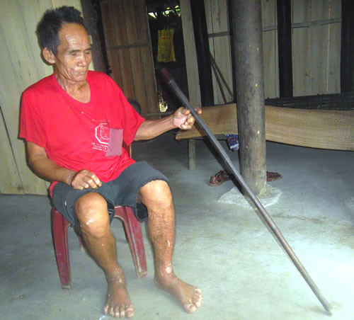 Ông Mừng và chiếc gậy một trăm năm tuổi