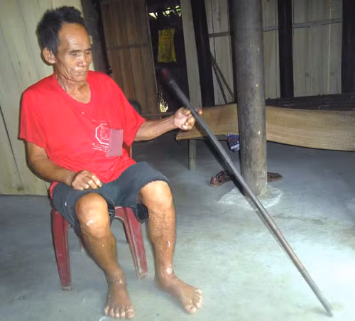 Ông Mừng và chiếc gậy một trăm năm tuổi