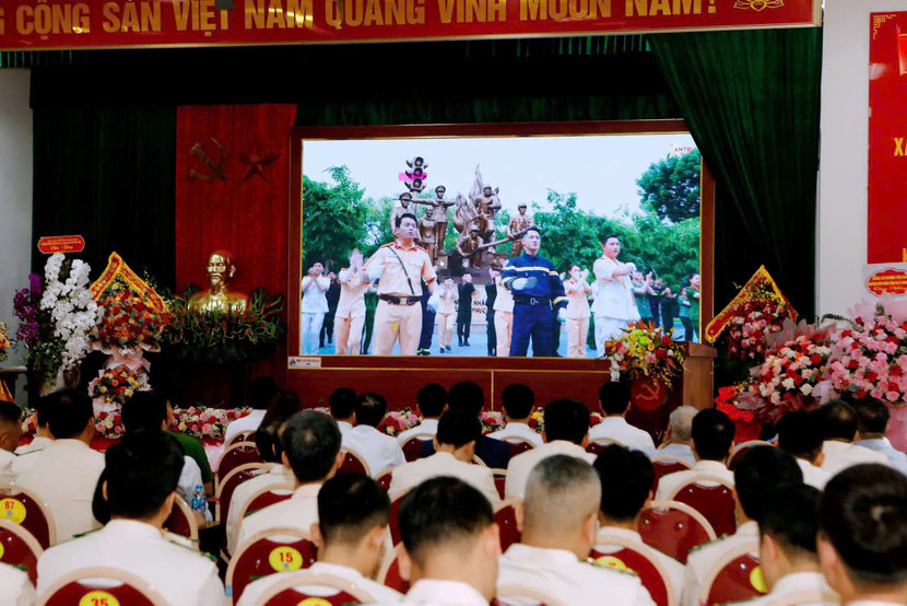 Các đại biểu cùng nghe bài hát “Công an Hà Nội trong trái tim tôi – CAHN in my heart”