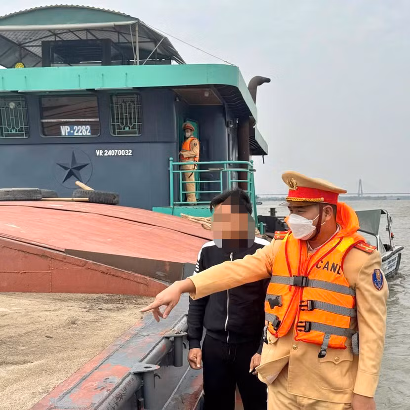 Thuyền trưởng L.N.Đ., sinh năm 1997, trú tại huyện Lập Thạch, tỉnh Vĩnh Phúc, thừa nhận lỗi vi phạm và chấp hành việc xử lý.