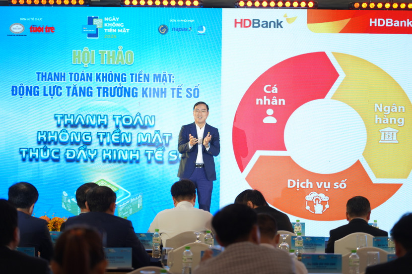 Theo chia sẻ của ông Đàm Thế Thái - Phó Tổng Giám đốc HDBank tại hội thảo, số hóa tại HDBank là một hành trình nhân văn, nơi từng sản phẩm được thiết kế từ góc nhìn của cuộc sống, từng trải nghiệm được kiểm chứng bởi cảm xúc người dùng Theo chia sẻ của ông Đàm Thế Thái - Phó Tổng Giám đốc HDBank tại hội thảo, số hóa tại HDBank là một hành trình nhân văn, nơi từng sản phẩm được thiết kế từ góc nhìn của cuộc sống, từng trải nghiệm được kiểm chứng bởi cảm xúc người dùng