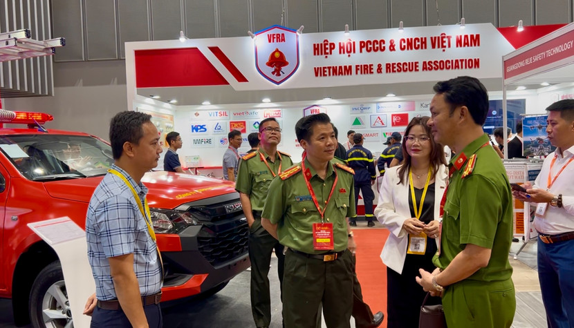 Các đại biểu trao đổi tại triển lãm