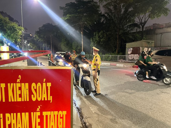 Đội CSGT số 9 triển khai đồng bộ các biện pháp, tăng cường kiểm soát, xử lý tại các tuyến, địa bàn trọng điểm, đặc biệt là khu vực tập trung nhiều nhà hàng, quán nhậu.