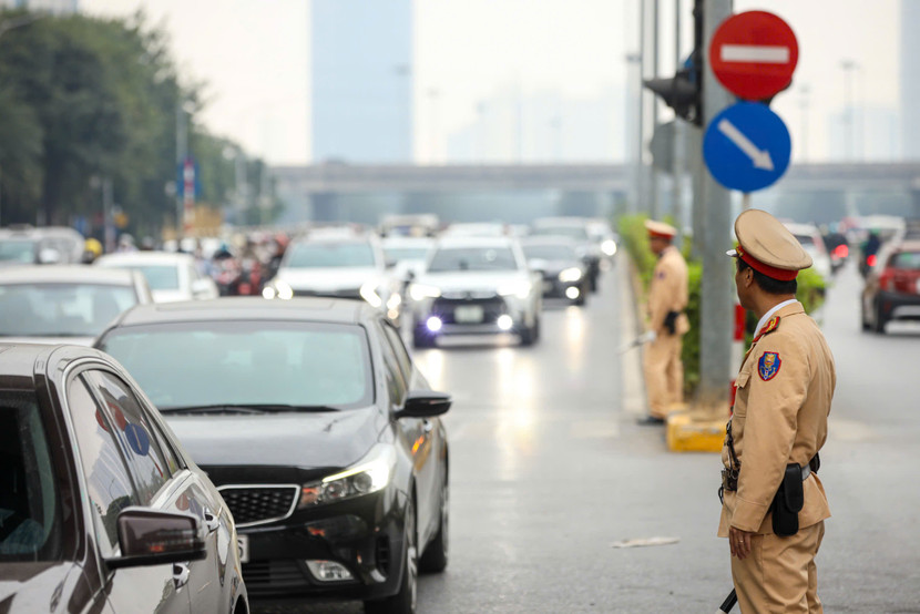 Lực lượng CSGT Thủ đô thực hiện nhiều biện pháp, giải pháp đảm bảo TTATGT trên toàn địa bàn Lực lượng CSGT Thủ đô thực hiện nhiều biện pháp, giải pháp đảm bảo TTATGT trên toàn địa bàn