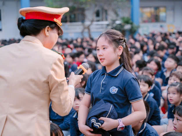 Sáng 24/3, Đội CSGT số 6, Phòng CSGT, Công an TP Hà Nội đã tổ chức tuyên truyền luật giao thông đường bộ tới 2.700 giáo viên và học sinh tại trường Tiểu học Đoàn Thị Điểm. Sáng 24/3, Đội CSGT số 6, Phòng CSGT, Công an TP Hà Nội đã tổ chức tuyên truyền luật giao thông đường bộ tới 2.700 giáo viên và học sinh tại trường Tiểu học Đoàn Thị Điểm.