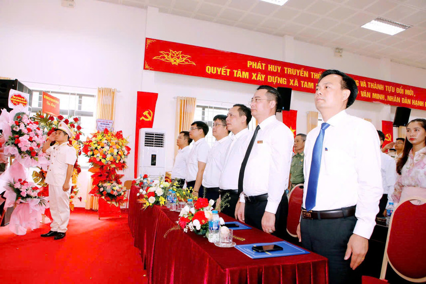 Các đại biểu thực hiện nghi thức chào cờ