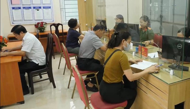 Sáng 1-7, nhiều người dân đã đến Công an phường Hai Bà Trưng để giải quyết các thủ tục hành chính Sáng 1-7, nhiều người dân đã đến Công an phường Hai Bà Trưng để giải quyết các thủ tục hành chính