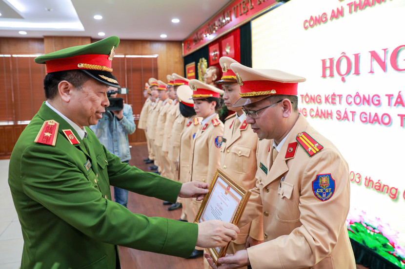 Thiếu tướng Nguyễn Hồng Ky trao thưởng cho các tập thể, cá nhân có thành tích xuất sắc Thiếu tướng Nguyễn Hồng Ky trao thưởng cho các tập thể, cá nhân có thành tích xuất sắc
