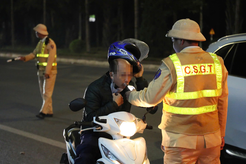 CSGT Thủ đô tăng cương xử lý vi phạm nồng độ cồn. CSGT Thủ đô tăng cương xử lý vi phạm nồng độ cồn.