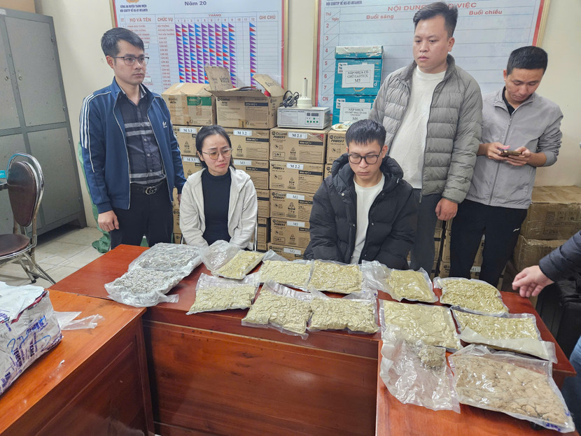 Hai đối tượng và tang vật thu giữ Hai đối tượng và tang vật thu giữ