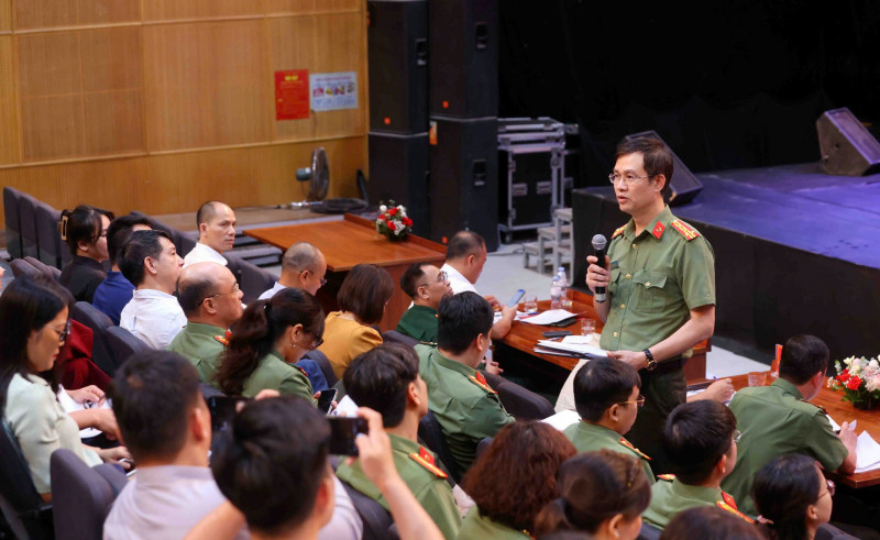 Đại tá Nguyễn Văn Thịnh trả lời các câu hỏi của báo chí liên quan đến nội dung của dự thảo Bộ luật Hình sự (sửa đổi). Đại tá Nguyễn Văn Thịnh trả lời các câu hỏi của báo chí liên quan đến nội dung của dự thảo Bộ luật Hình sự (sửa đổi).