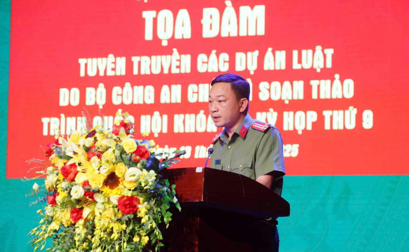 Trung tá Đào Anh Tới trình bày báo cáo kết quả xây dựng các dự án luật tại tọa đàm Trung tá Đào Anh Tới trình bày báo cáo kết quả xây dựng các dự án luật tại tọa đàm