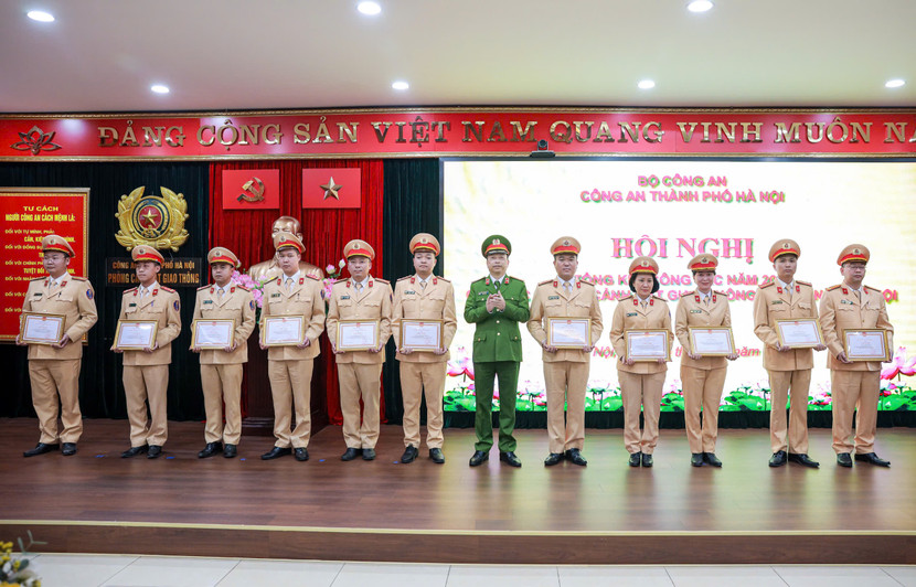 Nhiều tập thể, cá nhân có thành tích xuất sắc được nhận bằng khen, giấy khen của các cấp lãnh đạo Nhiều tập thể, cá nhân có thành tích xuất sắc được nhận bằng khen, giấy khen của các cấp lãnh đạo