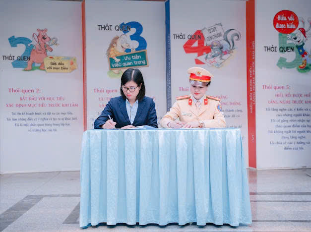 Đội CSGT số 6 và nhà trường ký cam kết an toàn giao thông Đội CSGT số 6 và nhà trường ký cam kết an toàn giao thông