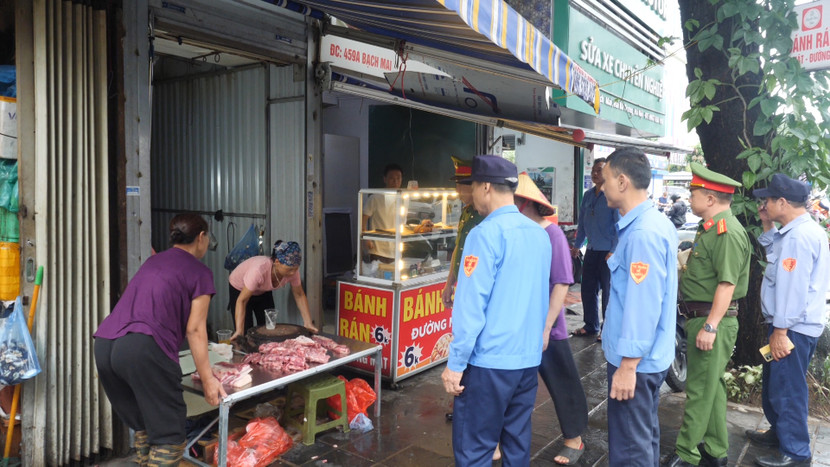 Lực lượng Công an phường tập trung xử lý nghiêm các vi phạm về trông giữ phương tiện giao thông; hành vi lấn chiếm hè phố để kinh doanh, buôn bán, bán hàng rong...