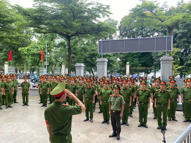 Từ 7h30 ngày 1-7, tất cả cán bộ chiến sĩ Công an phường Hai Bà Trưng tập trung tại trụ sở tiến hành nghi lễ chào cờ. Từ 7h30 ngày 1-7, tất cả cán bộ chiến sĩ Công an phường Hai Bà Trưng tập trung tại trụ sở tiến hành nghi lễ chào cờ.