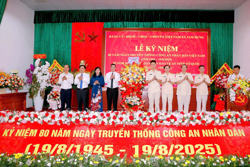 Các đồng chí lãnh đạo Đảng ủy, HĐND, UBND và Ủy ban MTTQ xã chúc mừng Công an xã Tam Hưng