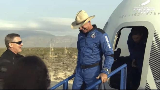 Hình ảnh tỷ phú Jeff Bezos sau chuyến du hành được Blue Origin công bố. Ảnh: BO