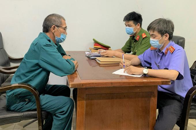 Ông Bùi Văn Cử tại cơ quan công an