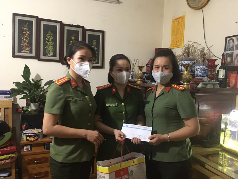 Ban Thường vụ Hội Phụ nữ CATP tặng quà, biểu dương tinh thần hết lòng phục vụ nhân dân của Đại úy Vũ Thị Bích Thủy