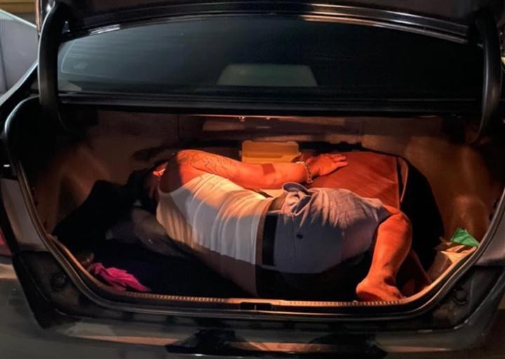 Lê Văn Tuấn trốn trong cốp xe ô tô Lê Văn Tuấn trốn trong cốp xe ô tô