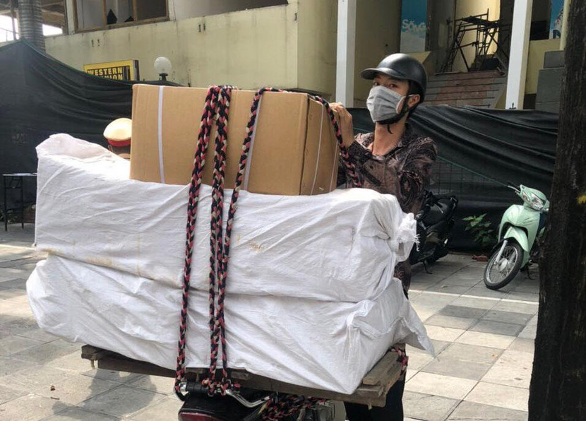 Nam thanh niên chở 50.000 que lấy dịch hầu họng dùng để xét nghiệm Covid-19, không có giấy tờ chứng minh nguồn gốc xuất xứ Nam thanh niên chở 50.000 que lấy dịch hầu họng dùng để xét nghiệm Covid-19, không có giấy tờ chứng minh nguồn gốc xuất xứ