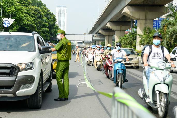 Trung bình một ngày mỗi tổ công tác kiểm tra 1.500-2.000 lượt người và phương tiện Trung bình một ngày mỗi tổ công tác kiểm tra 1.500-2.000 lượt người và phương tiện