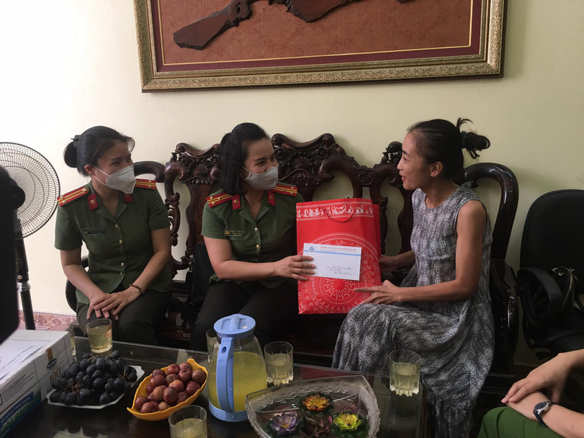 Ban Thường vụ Hội Phụ nữ CATP thăm, động viên, biểu dương Trung tá Đặng Thị Mỹ Hạnh