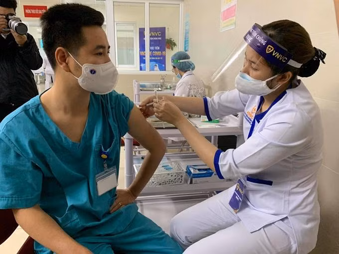 Một trong những nhân viên y tế đầu tiên được tiêm tại Bệnh viện Thanh Nhàn. Một trong những nhân viên y tế đầu tiên được tiêm tại Bệnh viện Thanh Nhàn.