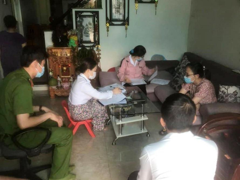 Cán bộ phường lập biên bản vi phạm đối với N.T.L.A. (thứ 2, bìa phải). (Nguồn: tienphong.vn)