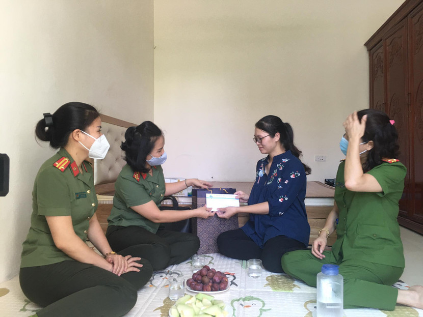 Ban Thường vụ Hội Phụ nữ CATP thăm, động viên, biểu dương Đại úy Cao Minh Yến đã khắc phục khó khăn hoàn thành tốt nhiệm vụ cấp căn cước công dân