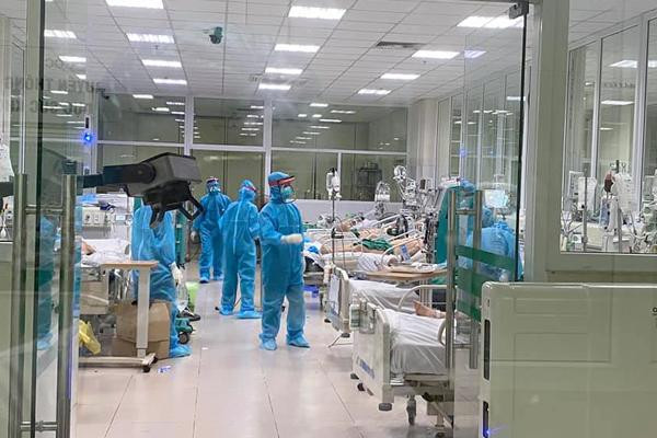 Y bác sĩ tại Bệnh viện Bệnh nhiệt đới Trung ương hồi sức cấp cứu cho các bệnh nhân Covid-19 nặng giữa đêm