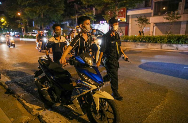 Tổ công tác Y13/141 xử phạt nhiều trường hợp không đội mũ bảo hiểm