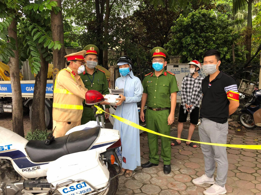 Tổ Y4/141 CATP Hà Nội trao trả tài sản cho chị Nguyễn Thị Tươi Tổ Y4/141 CATP Hà Nội trao trả tài sản cho chị Nguyễn Thị Tươi