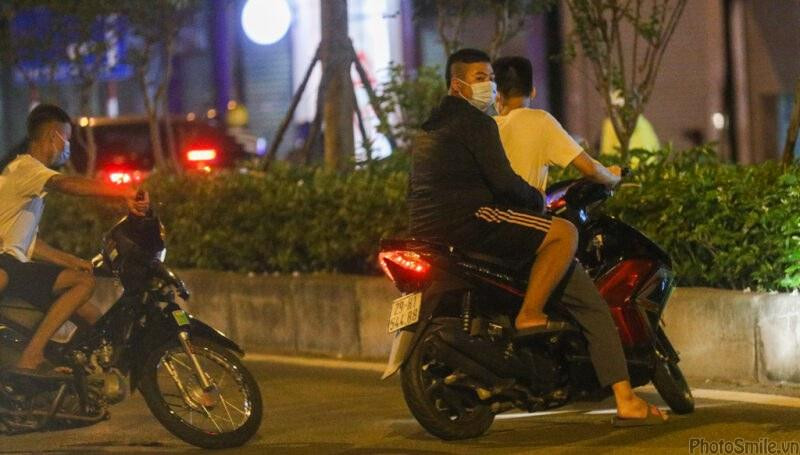 Nhiều thanh niên quay đầu xe, chạy ngược chiều bất chấp nguy hiểm cho người tham gia giao thông