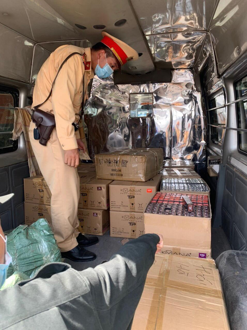 Phát hiện trên xe chứa nhiều thùng carton đựng mỹ phẩm