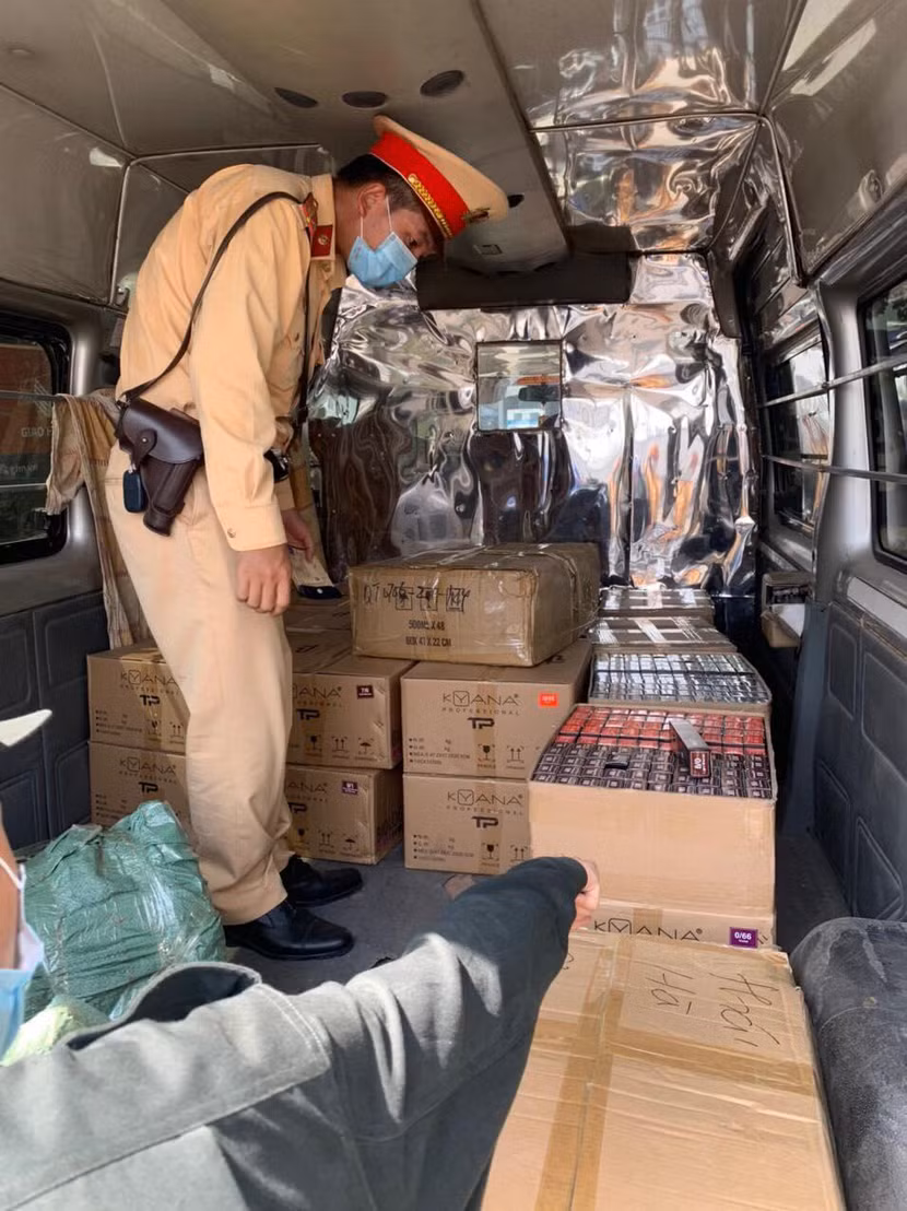 Phát hiện trên xe chứa nhiều thùng carton đựng mỹ phẩm Phát hiện trên xe chứa nhiều thùng carton đựng mỹ phẩm