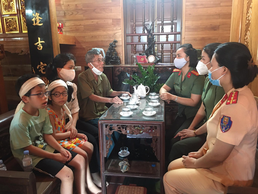 Ban Thường vụ Hội Phụ nữ CATP thăm, chia sẻ với hoàn cảnh đặc biệt khó khăn của Thượng úy Vũ Thị Thu Dung